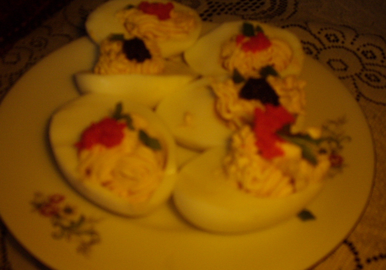 wielkanocne jajka faszerowane z kawiorem foto