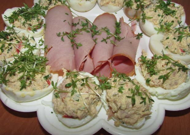 Fotografia przedstawiająca Wielkanocne jajka faszerowane z tuńczykiem