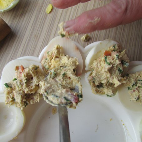 Krok 5 - Wielkanocne jajka faszerowane z tuńczykiem  foto