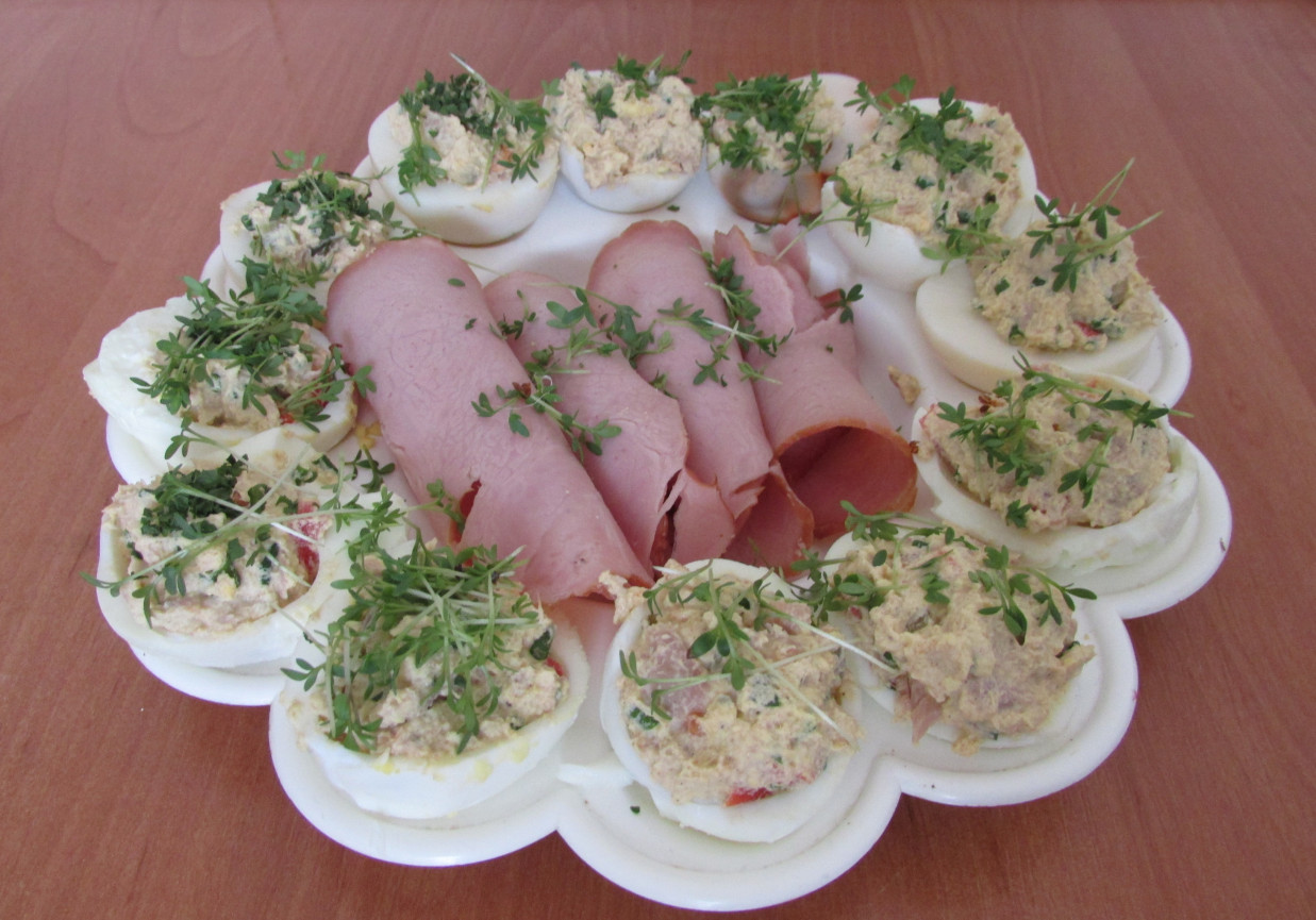 Wielkanocne jajka faszerowane z tuńczykiem  foto