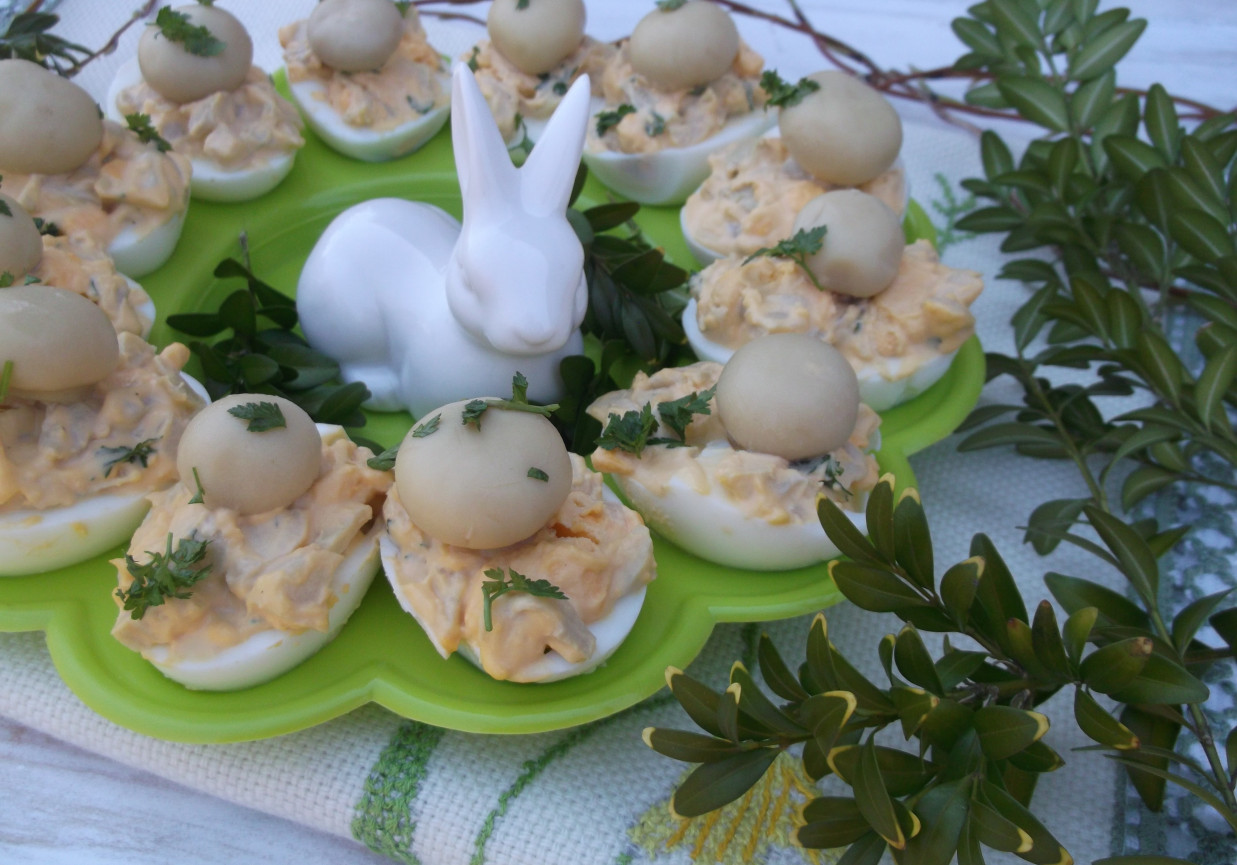 Wielkanocne jajka nadziewane pieczarkami. foto