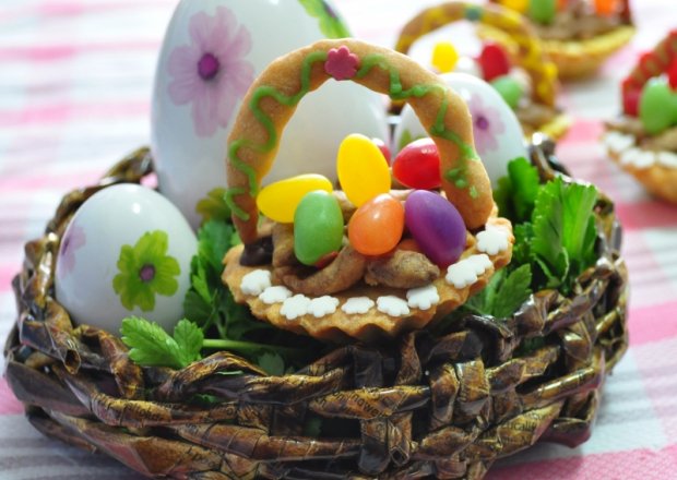 Fotografia przedstawiająca Wielkanocne koszyczki z pisankami