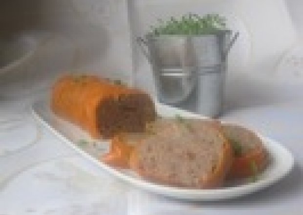 Wielkanocne menu - Pasztet gotowany na parze, opasany plastrami marchewki foto