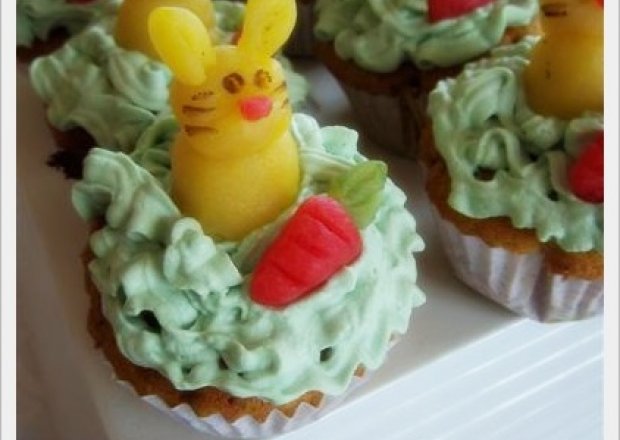Fotografia przedstawiająca Wielkanocne muffinki marchewkowe z krówkami