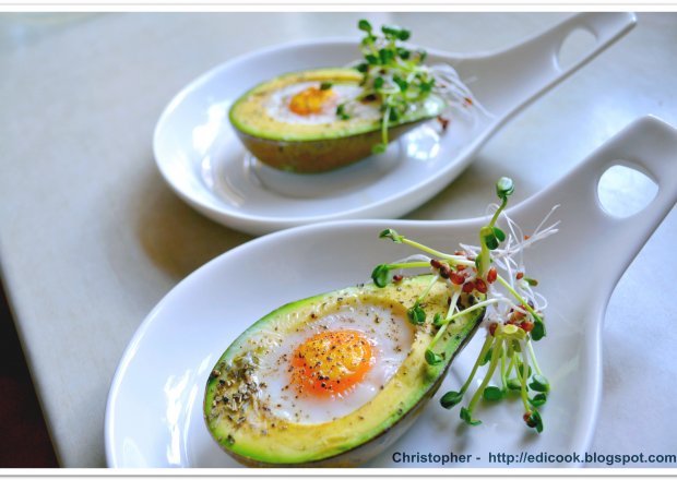 Fotografia przedstawiająca Wielkanocne śniadanie - awokado z jajkiem