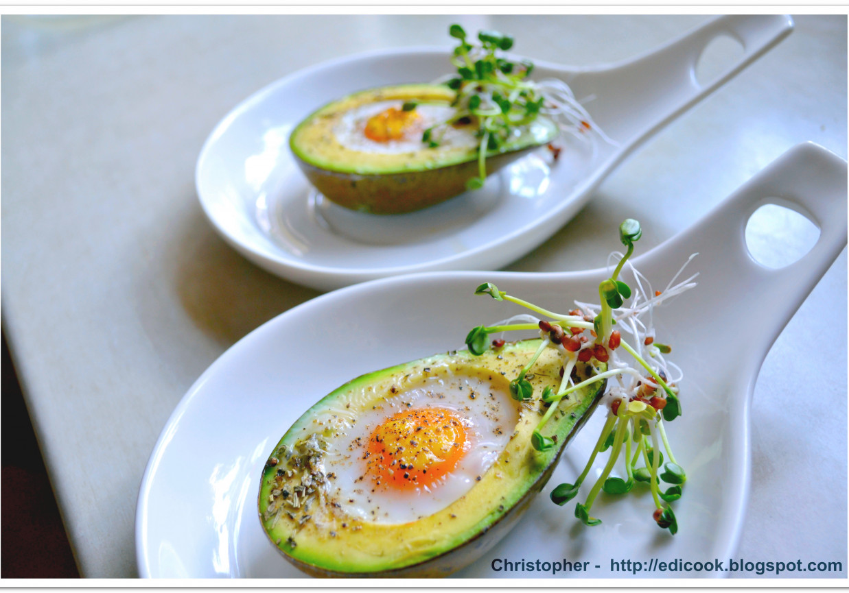Wielkanocne śniadanie - awokado z jajkiem foto
