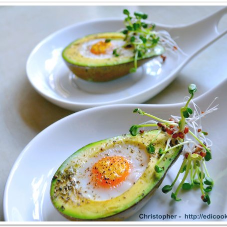 Krok 4 - Wielkanocne śniadanie - awokado z jajkiem foto