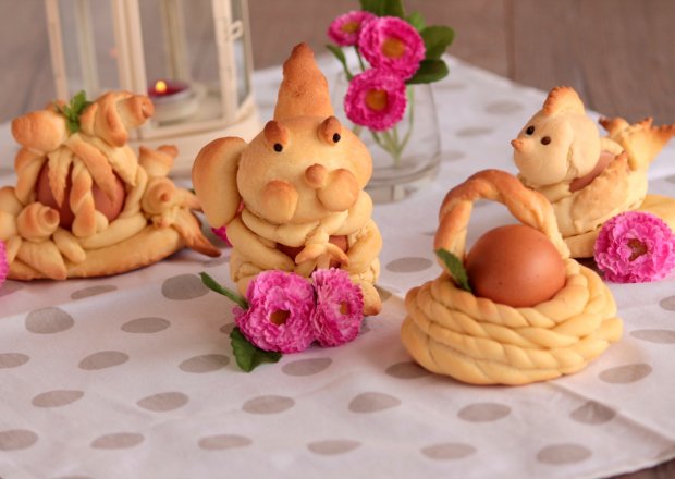 Fotografia przedstawiająca Wielkanocny chlebek z jajkiem