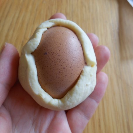 Krok 12 - Wielkanocny chlebek z jajkiem foto