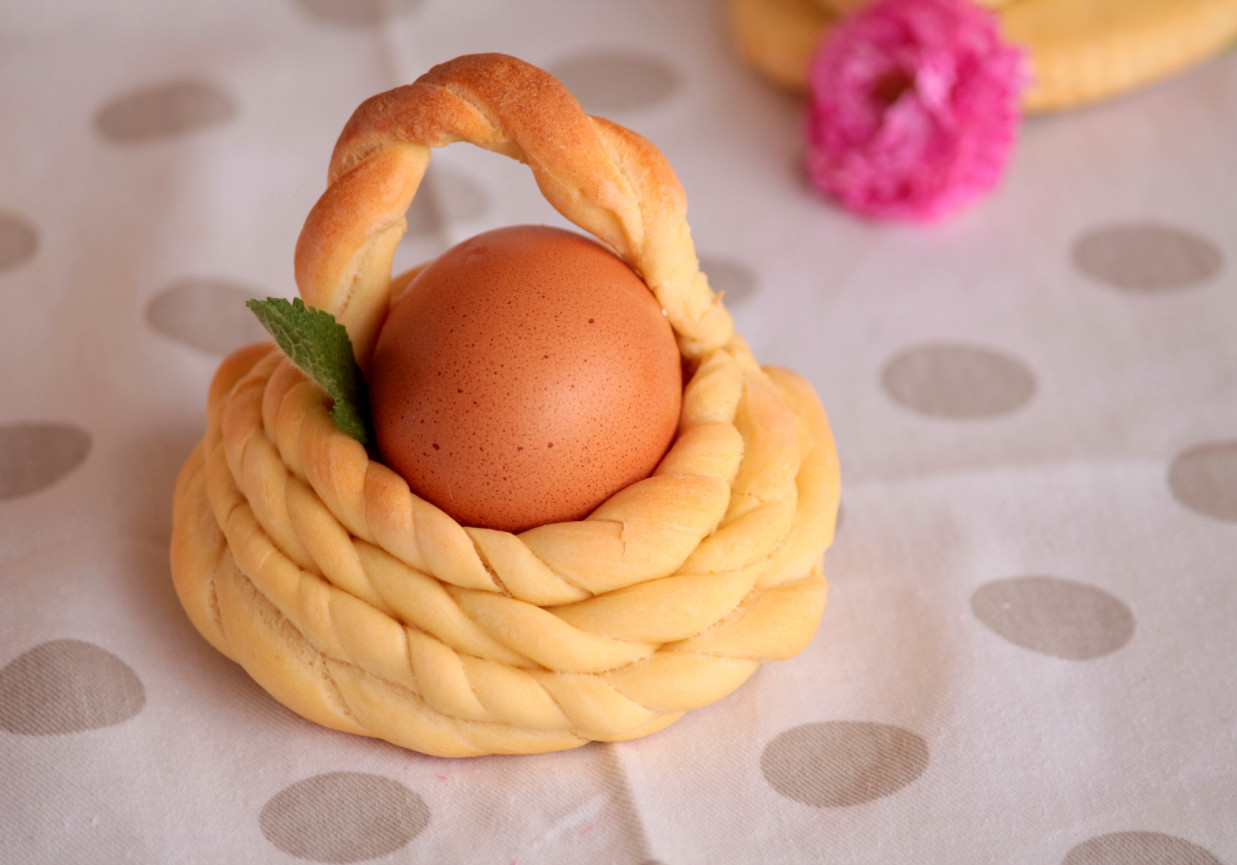 Wielkanocny chlebek z jajkiem foto