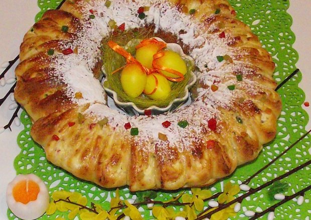 Fotografia przedstawiająca Wielkanocny keksowy wianuszek drożdżowy z serem
