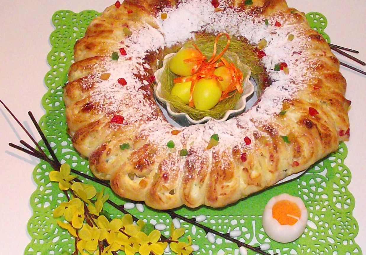 Wielkanocny keksowy wianuszek drożdżowy z serem foto