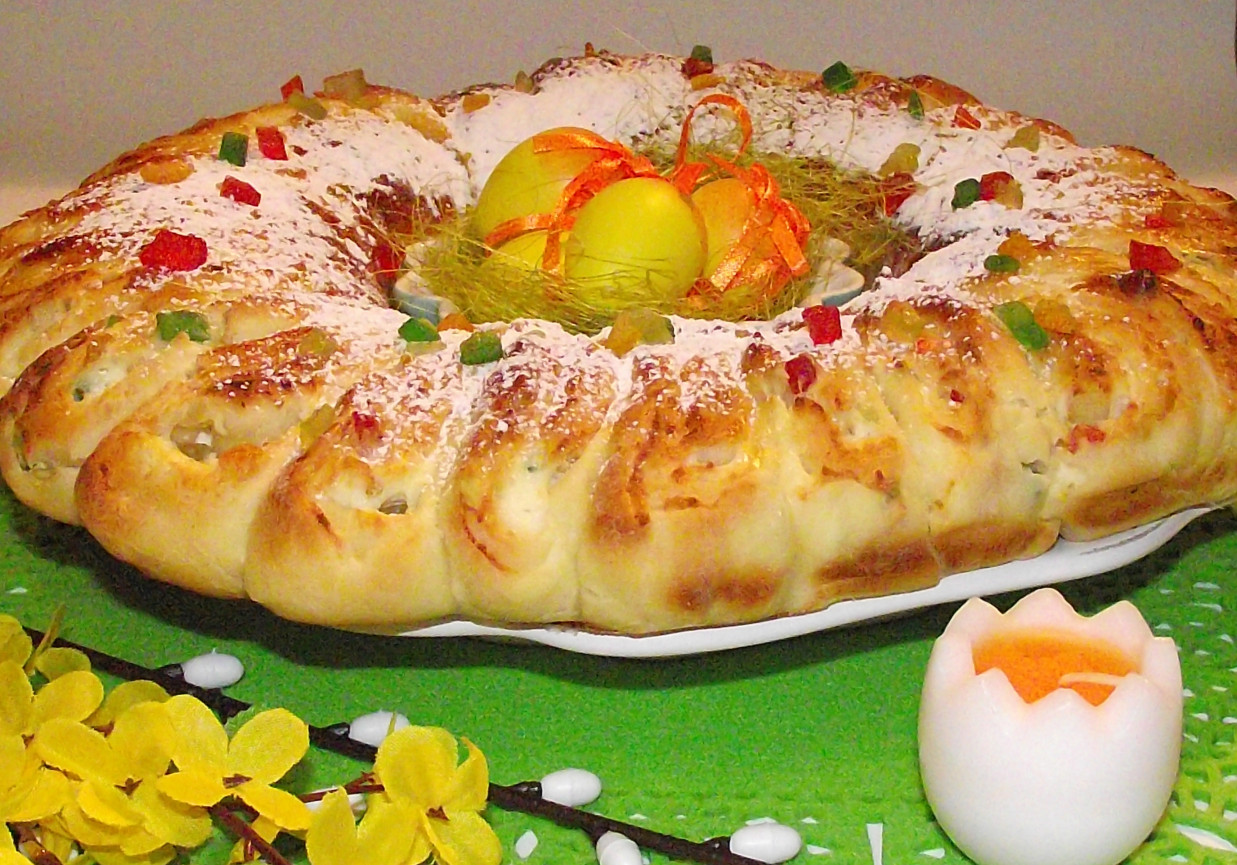 Wielkanocny keksowy wianuszek drożdżowy z serem foto