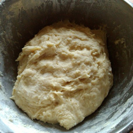 Krok 5 - Wielkanocny keksowy wianuszek drożdżowy z serem foto