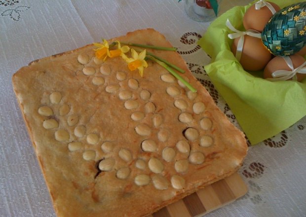 Fotografia przedstawiająca Wielkanocny mazurek z masą marcepanową