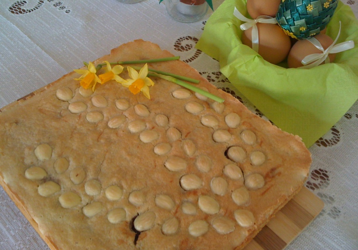 Wielkanocny mazurek z masą marcepanową foto