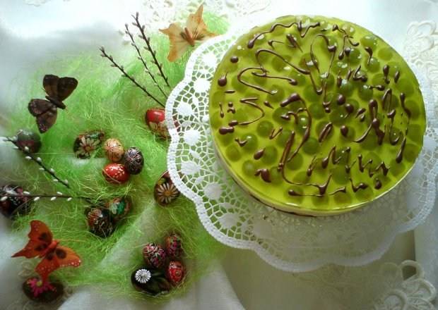 Fotografia przedstawiająca Wielkanocny sernik na zimno z winogronem i nutą czekolady