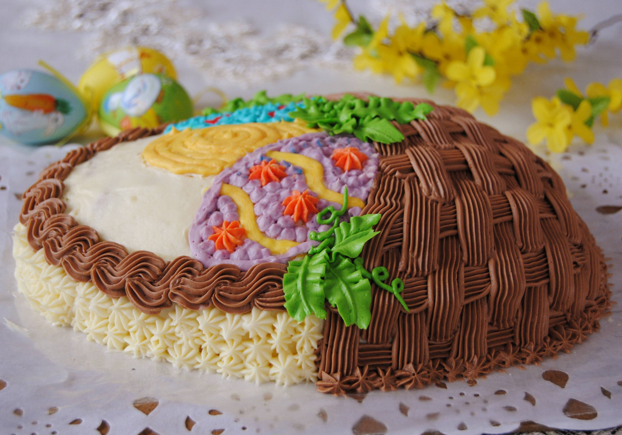 Wielkanocny torcik-koszyczek z pisankami foto