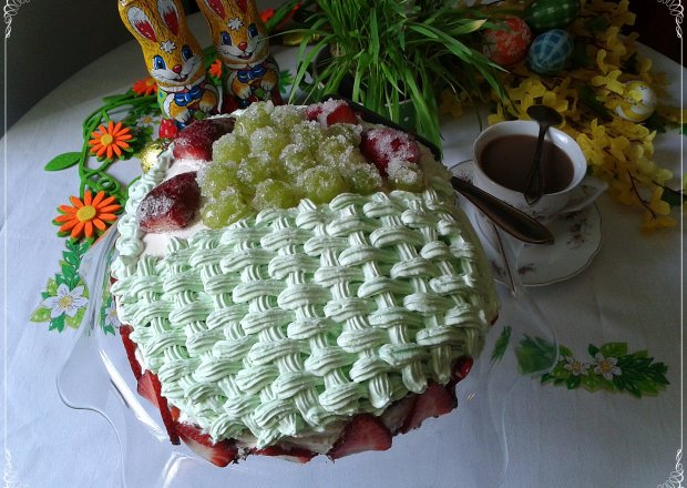 Fotografia przedstawiająca Wielkanocny tort pisanka