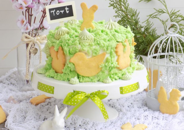 Fotografia przedstawiająca Wielkanocny tort z kruchymi ciasteczkami i bezami.
