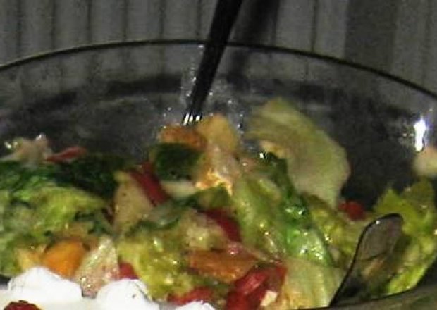 Fotografia przedstawiająca Wielobarwna salatka