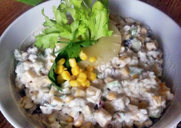 Fotografia przedstawiająca Wieloskładnikowa sałatka z ryżem