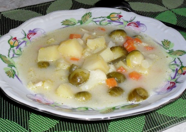 Fotografia przedstawiająca Wieloskładnikowa zupa jarzynowa