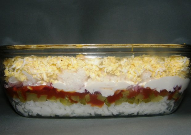 Fotografia przedstawiająca wielowarstwowa sałatka ryżowa