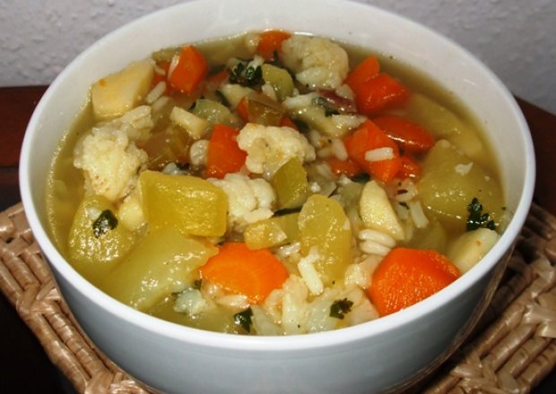 Fotografia przedstawiająca Wielowarzywna zupa z cukinia i ryzem