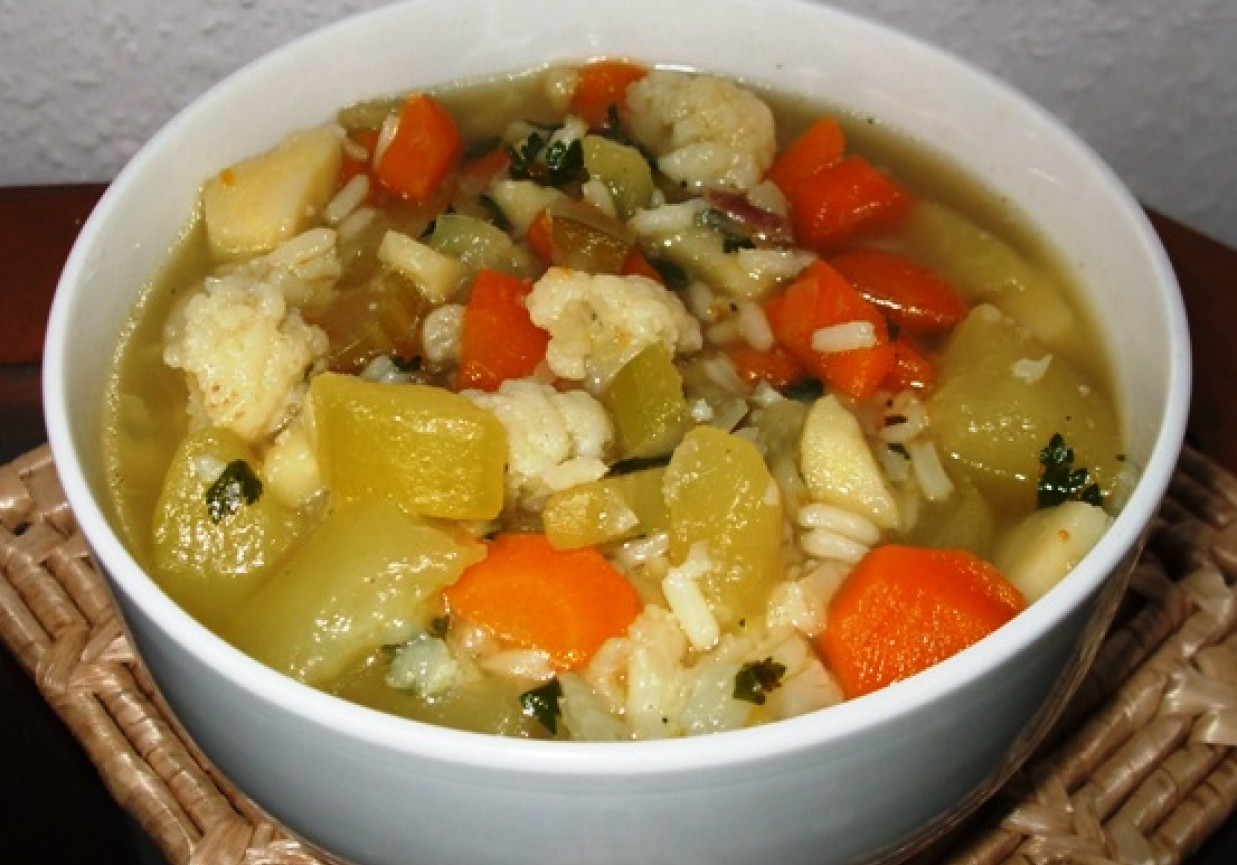 Wielowarzywna zupa z cukinia i ryzem foto