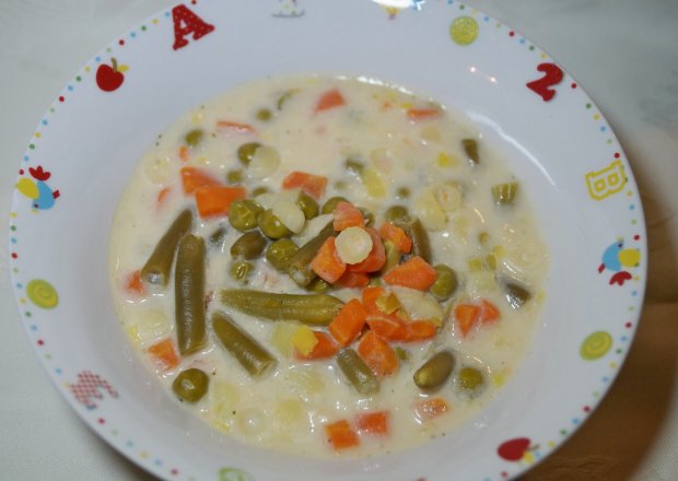 Fotografia przedstawiająca Wielowarzywna zupa z makaronem