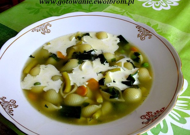 Fotografia przedstawiająca Wielowarzywna zupa z makaronem