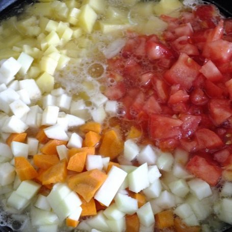 Krok 6 - Wielowarzywna zupa z mięsem foto