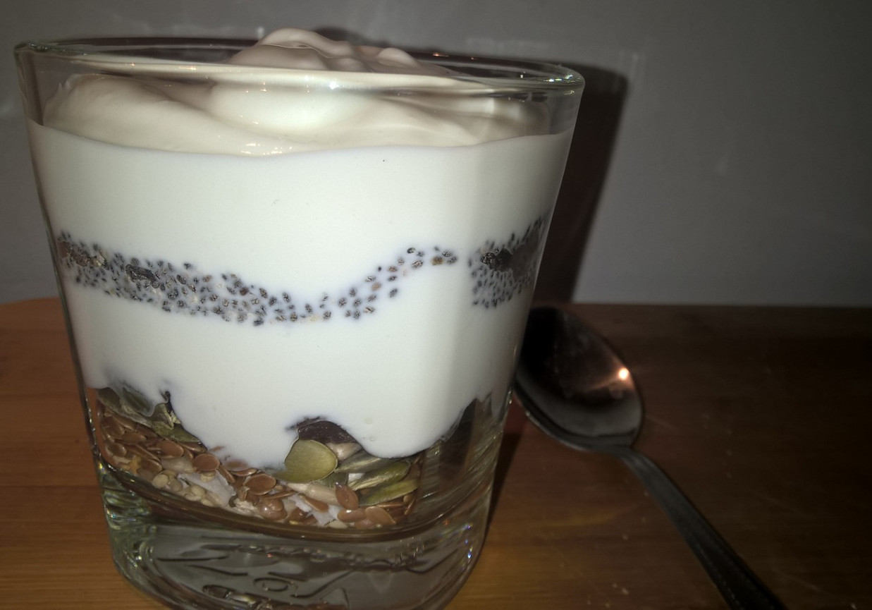 Wieloziarnisty jogurt foto