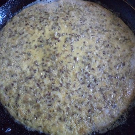 Krok 4 - Wieloziarnisty omlet z zółtym serem i kiełkami rzodkiewki :) foto