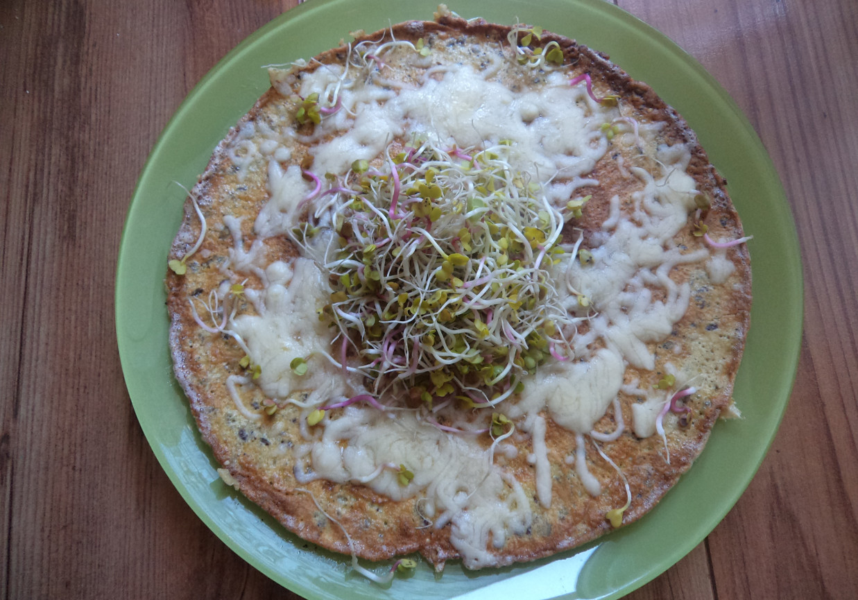 Wieloziarnisty omlet z zółtym serem i kiełkami rzodkiewki :) foto