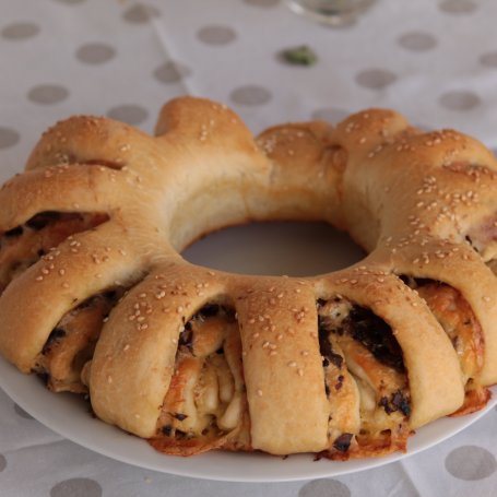 Krok 13 - Wieniec z szynką serrano, pieczarkami i żółtym serem foto