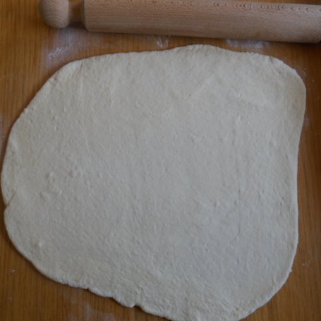 Krok 5 - Wieniec z szynką serrano, pieczarkami i żółtym serem foto