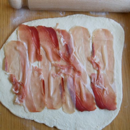 Krok 6 - Wieniec z szynką serrano, pieczarkami i żółtym serem foto