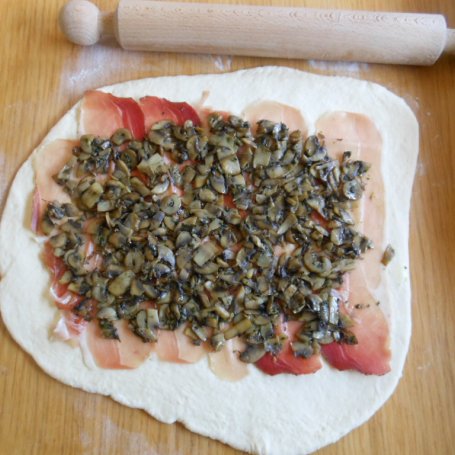 Krok 7 - Wieniec z szynką serrano, pieczarkami i żółtym serem foto