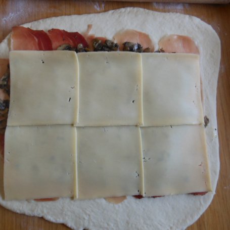 Krok 8 - Wieniec z szynką serrano, pieczarkami i żółtym serem foto