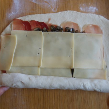 Krok 9 - Wieniec z szynką serrano, pieczarkami i żółtym serem foto