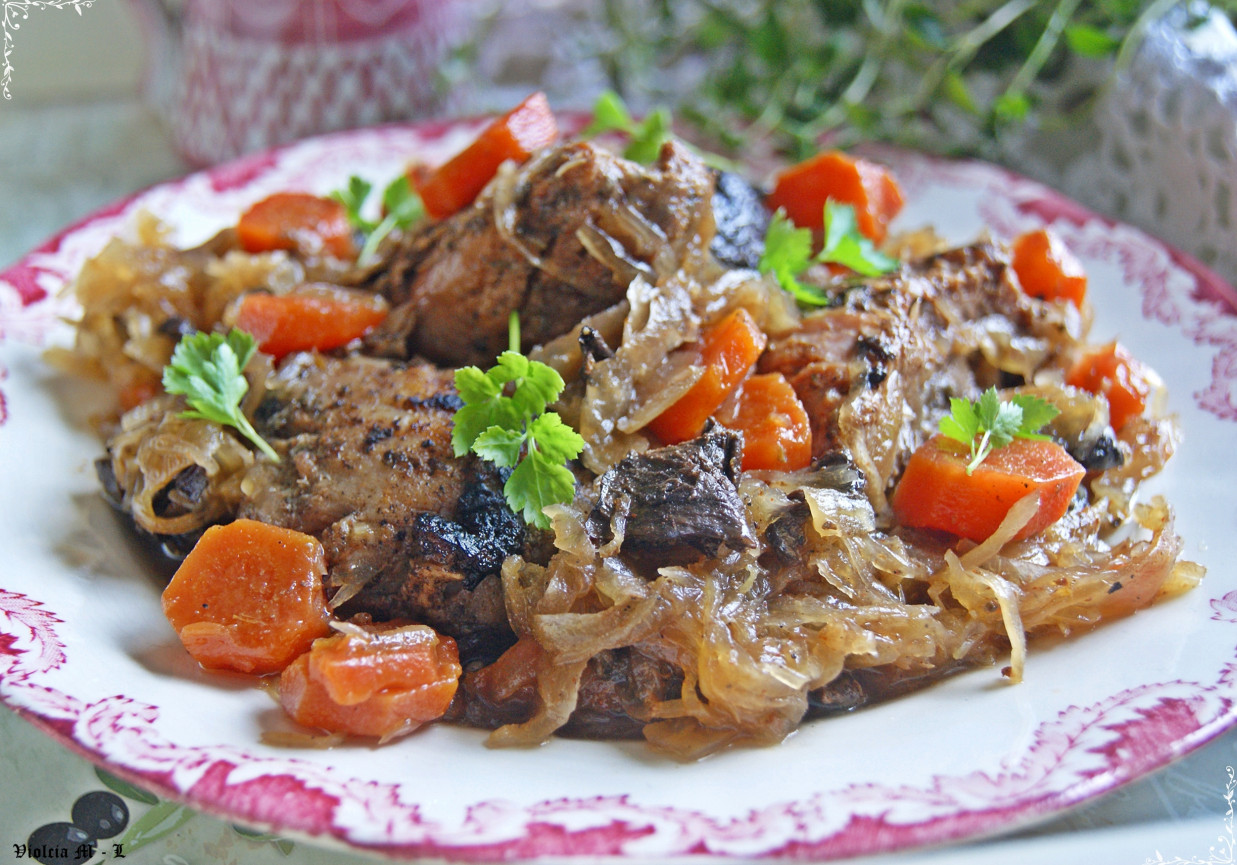 Wieprzowina duszona w kiszonej kapuście - z marchewką i suszonymi grzybami foto