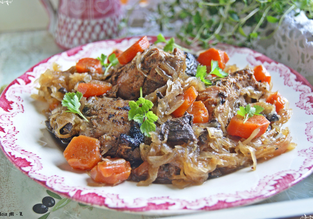 Wieprzowina duszona w kiszonej kapuście - z marchewką i suszonymi grzybami foto