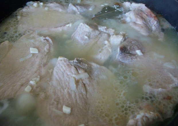 Fotografia przedstawiająca wieprzowina gotowana na wodzie z czosnkiem