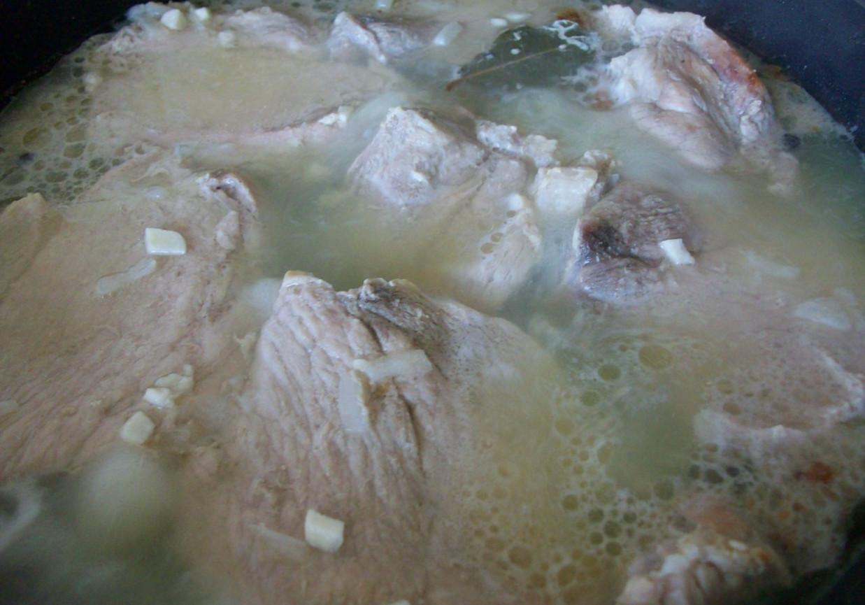 wieprzowina gotowana na wodzie z czosnkiem foto