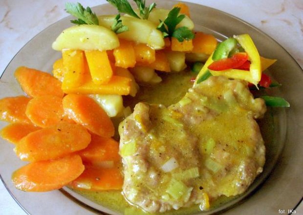 Fotografia przedstawiająca Wieprzowina i warzywa w sosie z curry