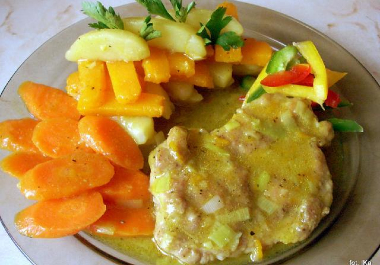 Wieprzowina i warzywa w sosie z curry foto
