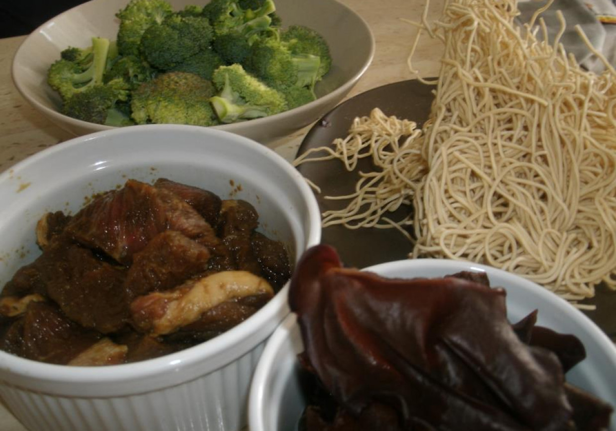 wieprzowina teriyaki  z grzybami mun i brokułami foto
