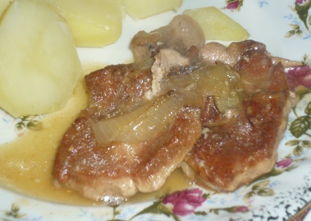 Fotografia przedstawiająca Wieprzowina w sosie czosnkowo-cebulowym